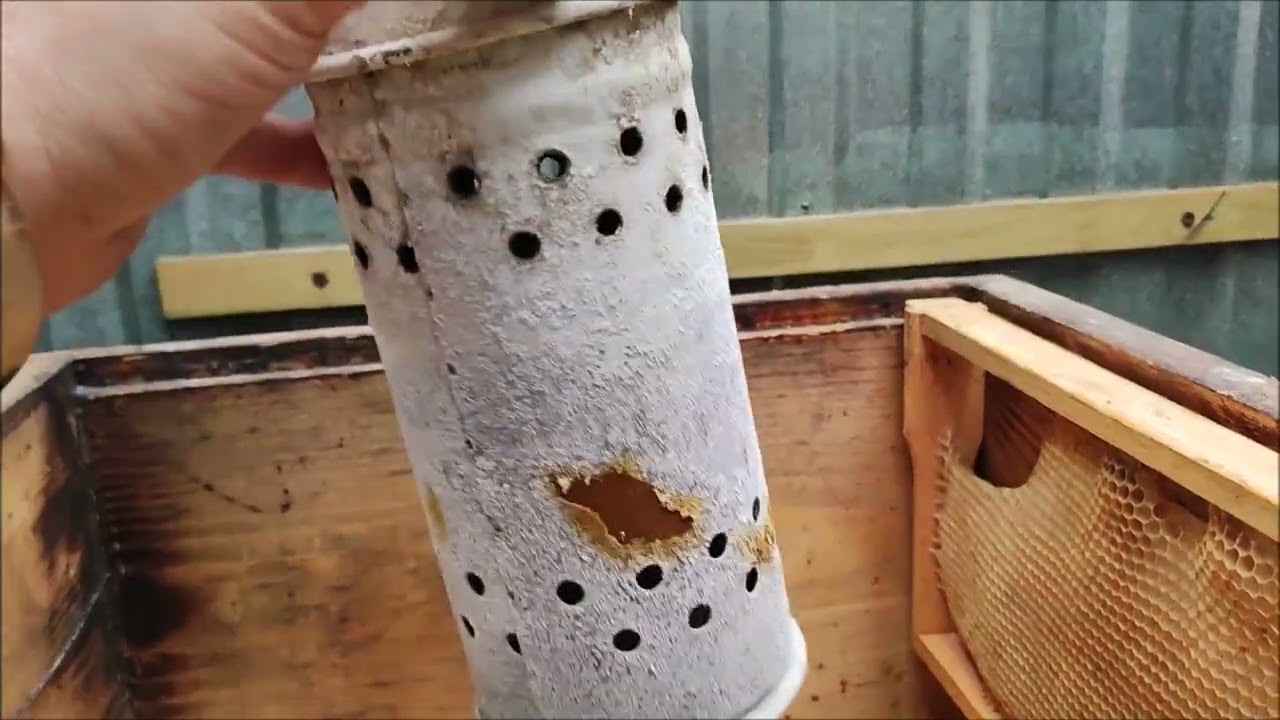 Uskladnění souší ze včel. Skladují vystavěné rámky (plásty) na další rok. Ochrana proti zavíječi.