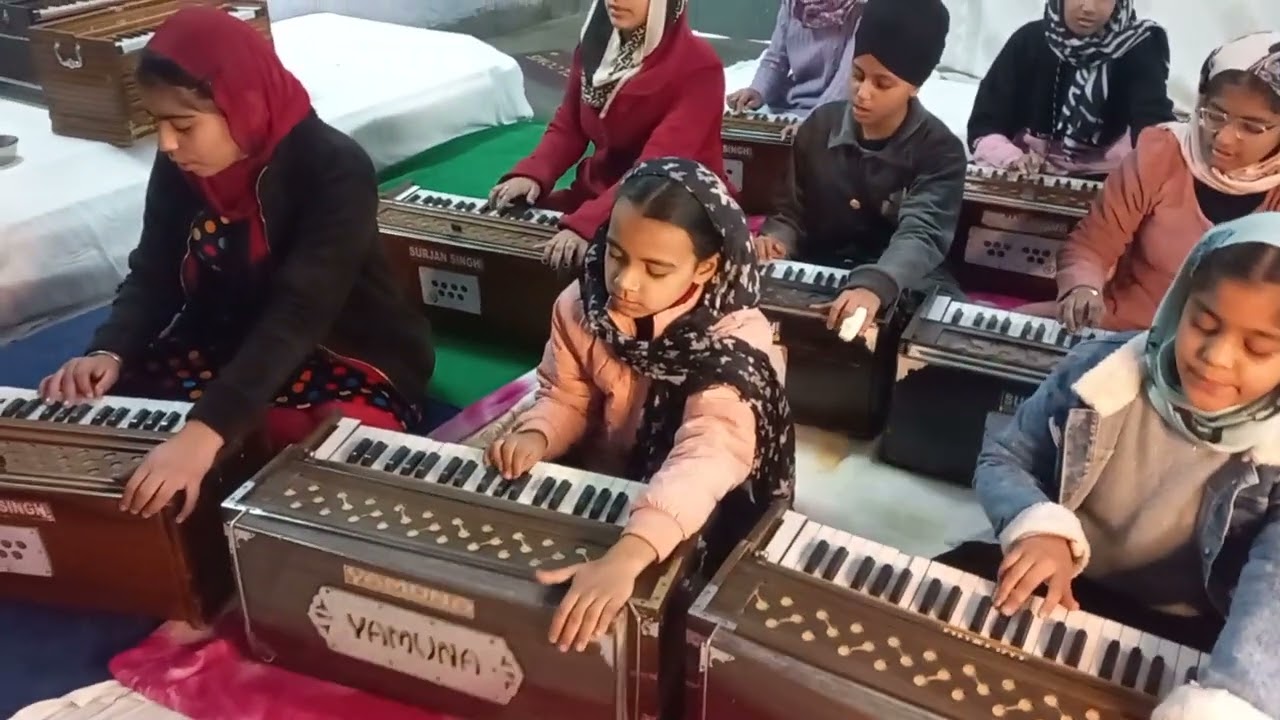 ਵਿਦਿਆਰਥਣਾਂ ਰਾਗੁ ਬਸੰਤ ਵਿੱਚ  ਤਾਨਾਂ ਦਾ ਅਭਿਆਸ ਕਰਦੇ ਹੋਏ।