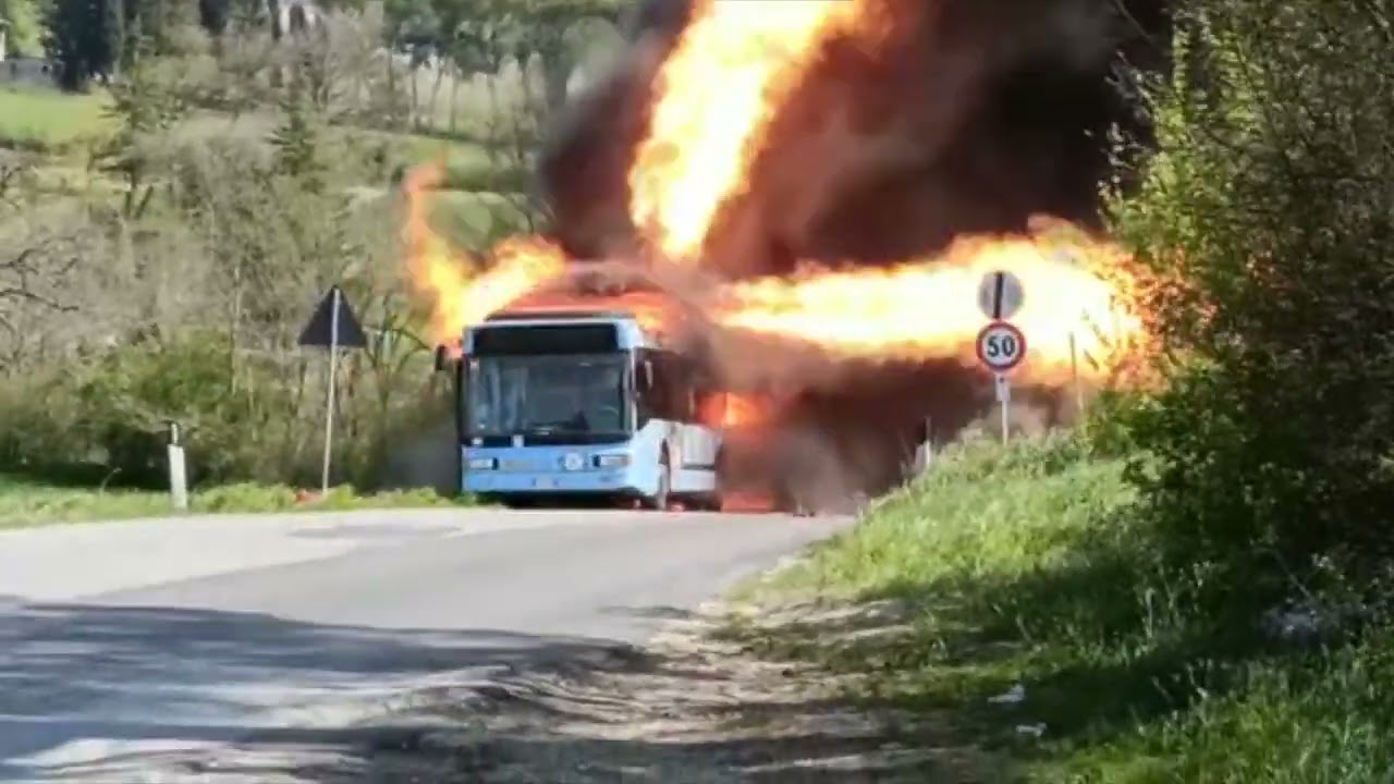 Incredibile a Perugia, autobus prende fuoco: il video fa impressione