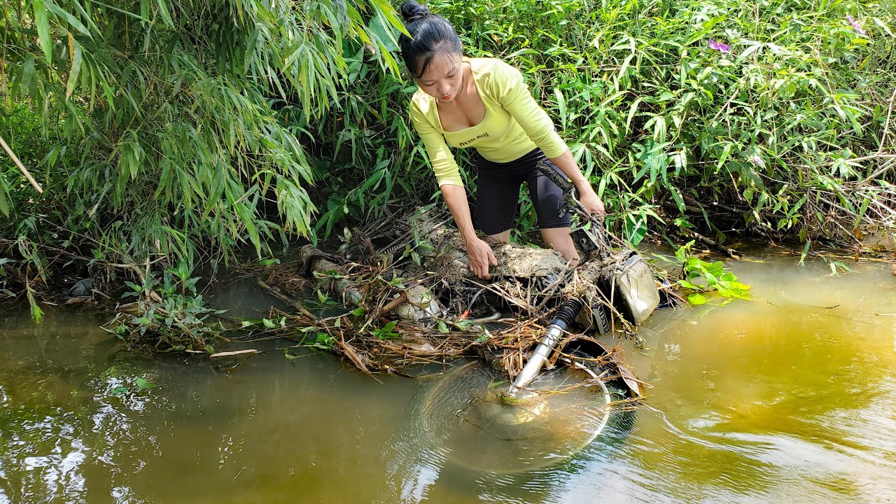 Restoring a Waterlogged Motorbike - Unbelievable Transformation! | Mechanic girl