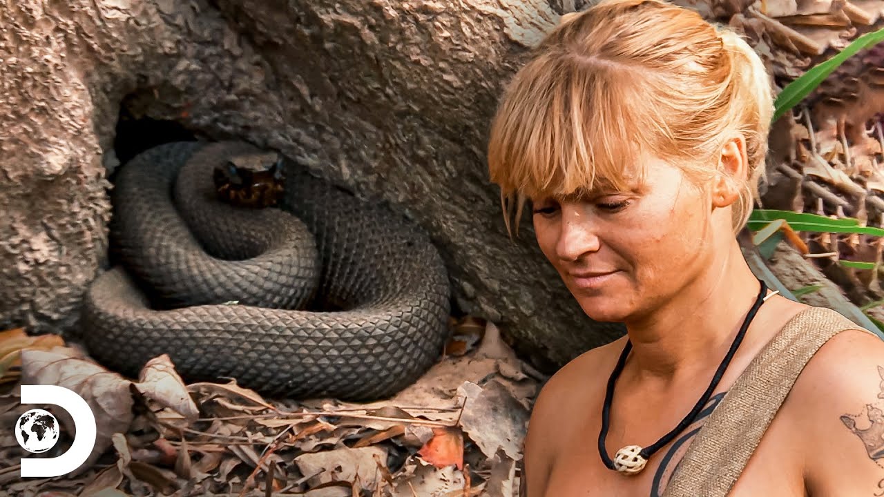 Lacey caza su primera serpiente Boca de Algod&oacute;n | Supervivencia al Desnudo | Discovery Latinoam&eacute;rica