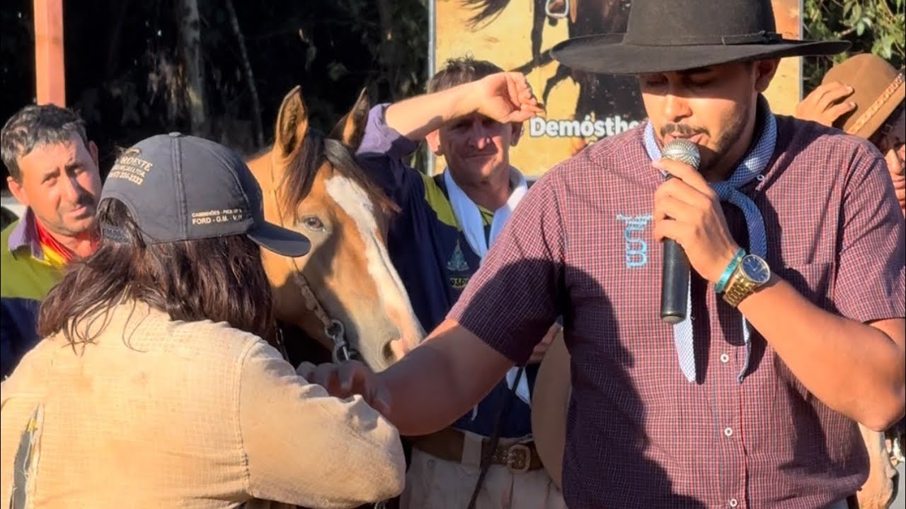 Mendigo invade rodeio em Pitanga, surpreende e emociona todo o CTG