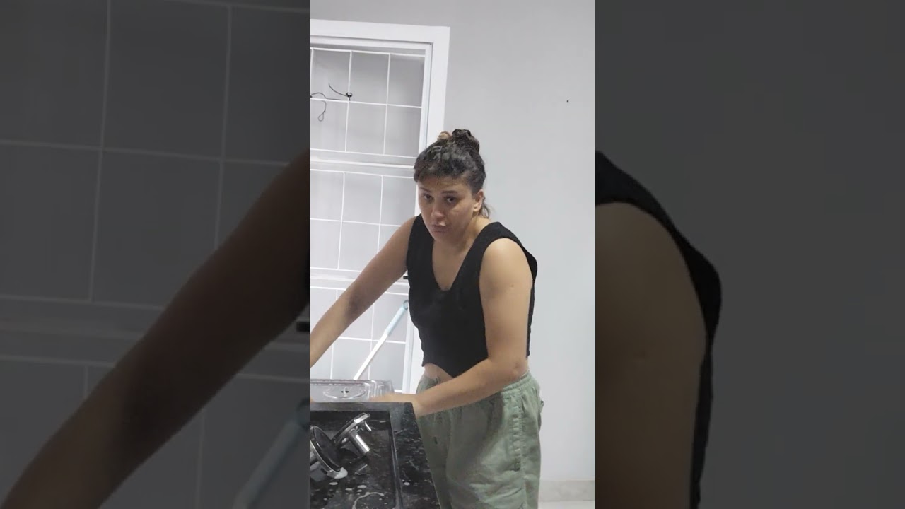 Lavando vasilhas e limpando fogão 