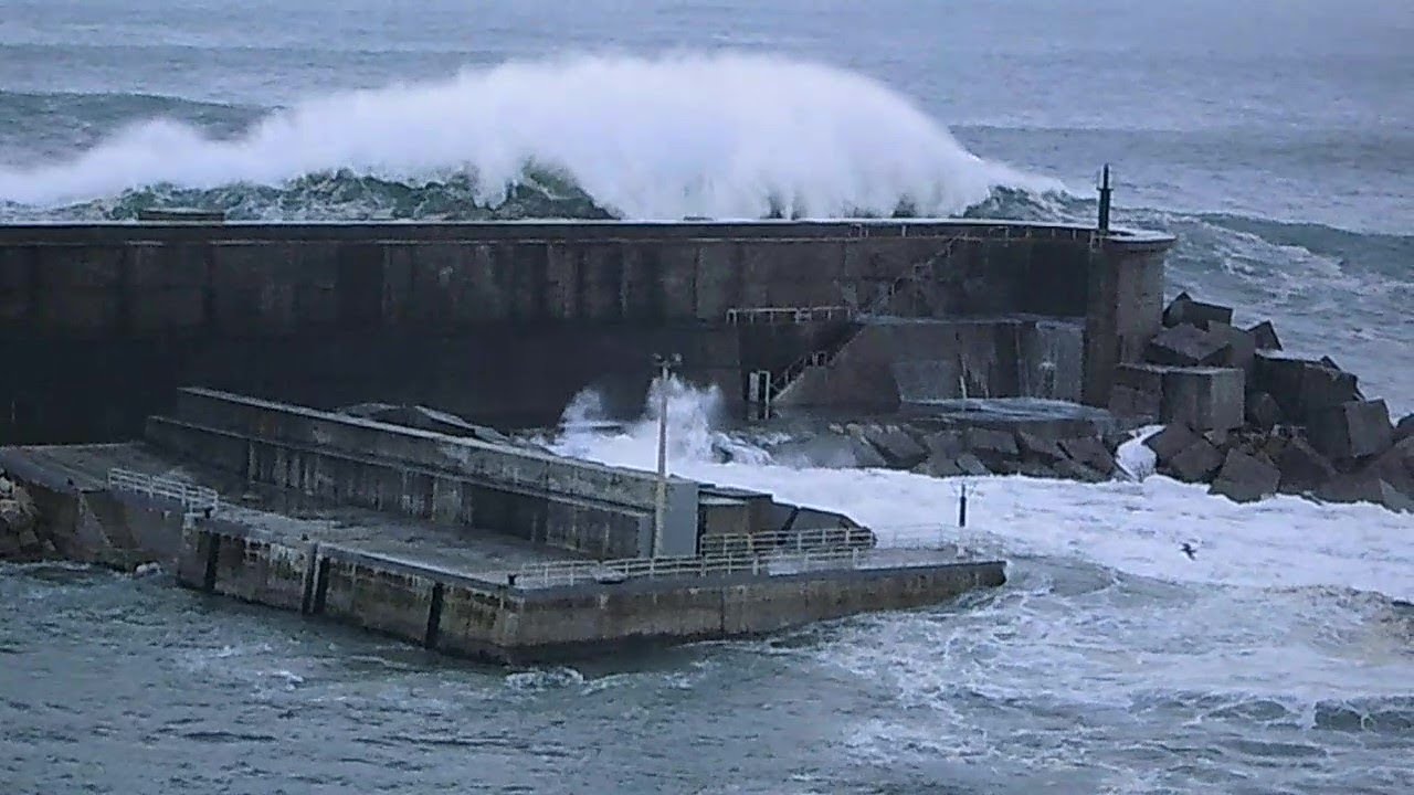 ola de más de diez metros rompiendo en el dique de abrigo de Malpica de Bergantiños.Coruña