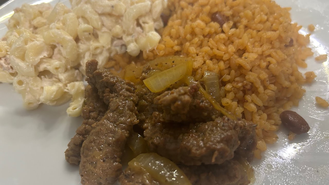 Que Cocino hoy ? arroz guisao ,Ensalada de coditos y bistec frito con cebollas