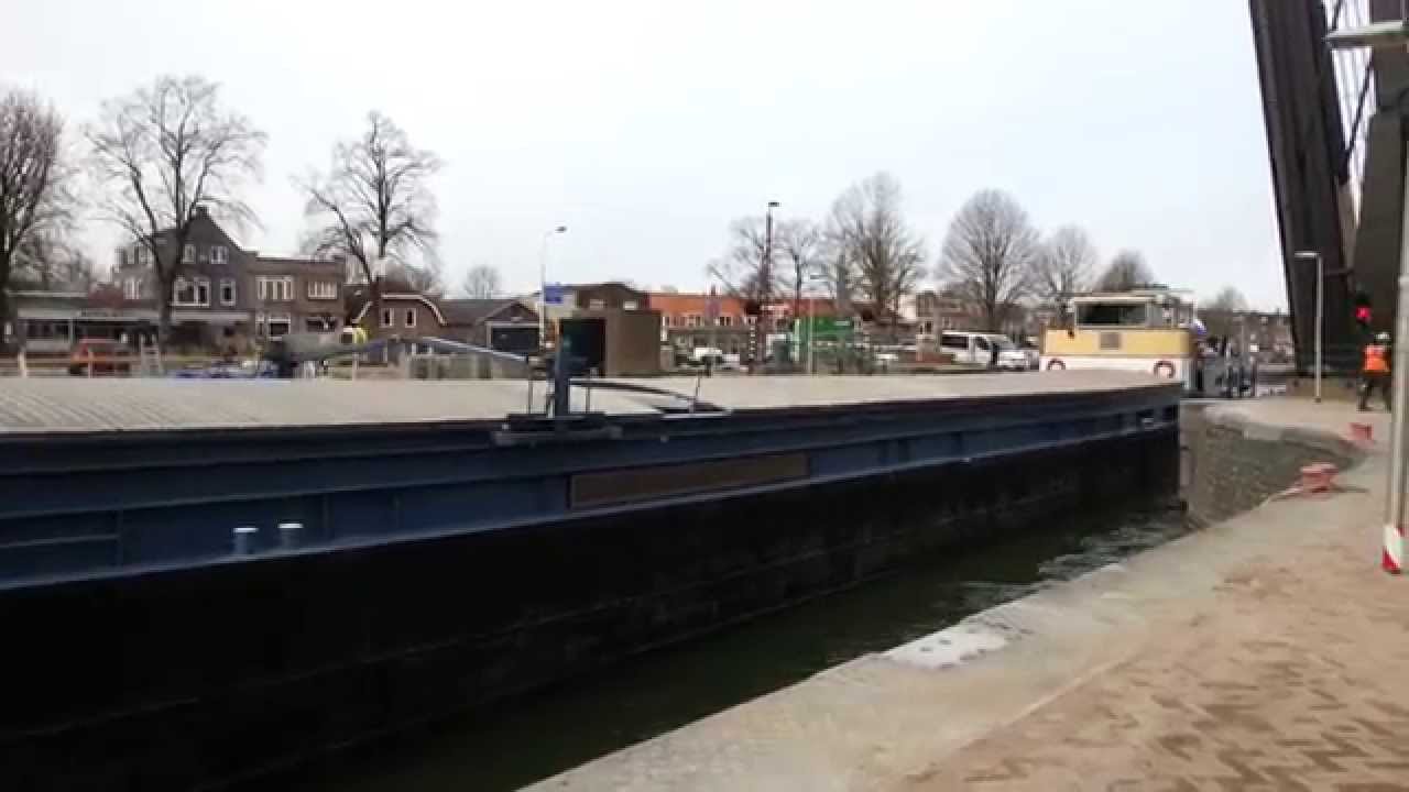 De Koninginnensluis in Vreeswijk na renovatie weer in bedrijf.