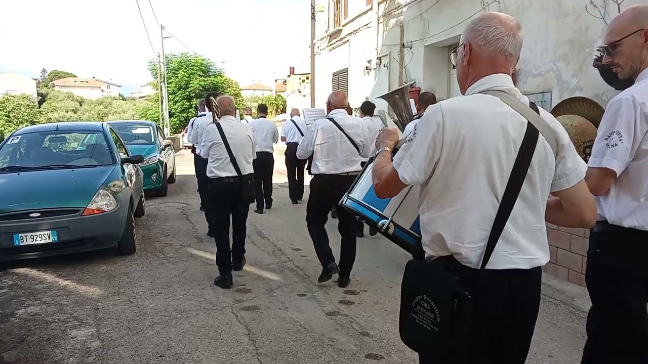 Villa Rogatti: La Banda di Ortona per le vie del paese (3)