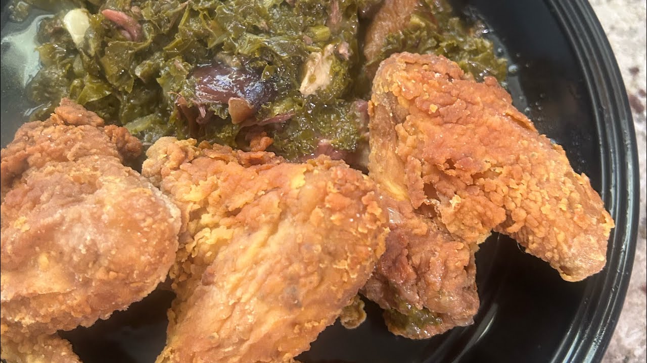 Fried chicken wings with kale