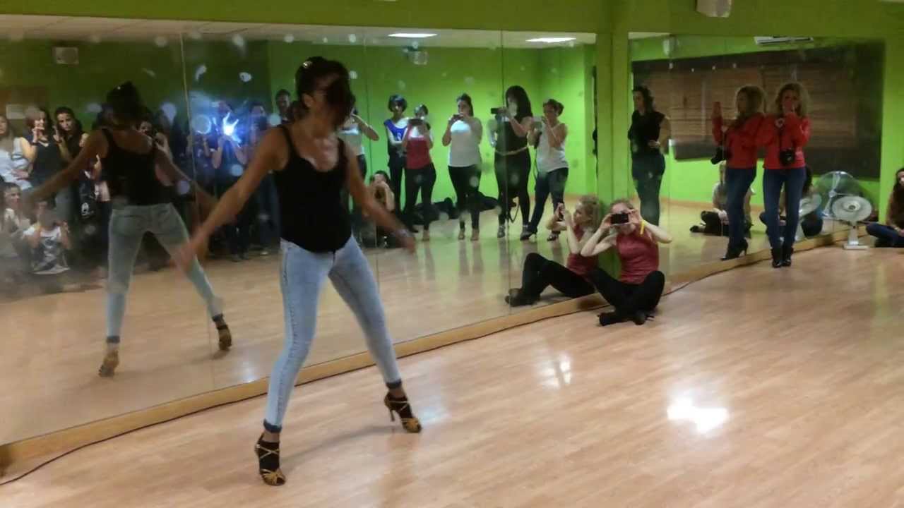 Bersy Cortez taller estilo chica merecumbé musica