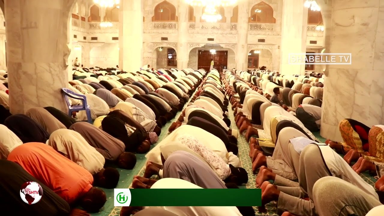 Boqolaal Dadweyne ah oo Salaadii Taajudka ku Tukaday Masaajidka Cali Jimcaale ee Magaalada Muqdisho.