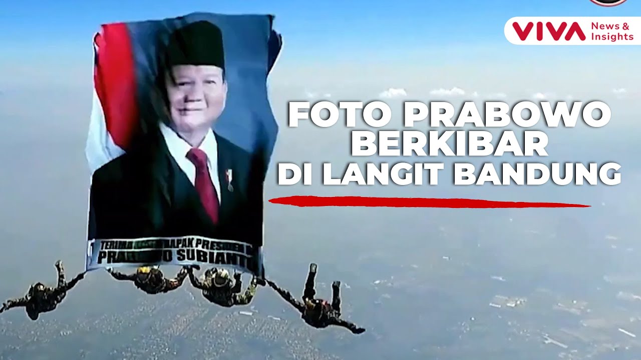 Aksi 4 Penerjun Payung Kibarkan Bendera Foto Prabowo di Langit Bandung