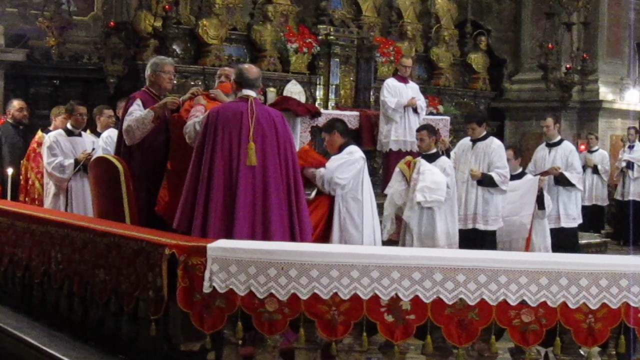 Messa solenne in S. Alessandro - 1 - Vestizione card. Burke - Rito ambrosiano - Ambrosian rite