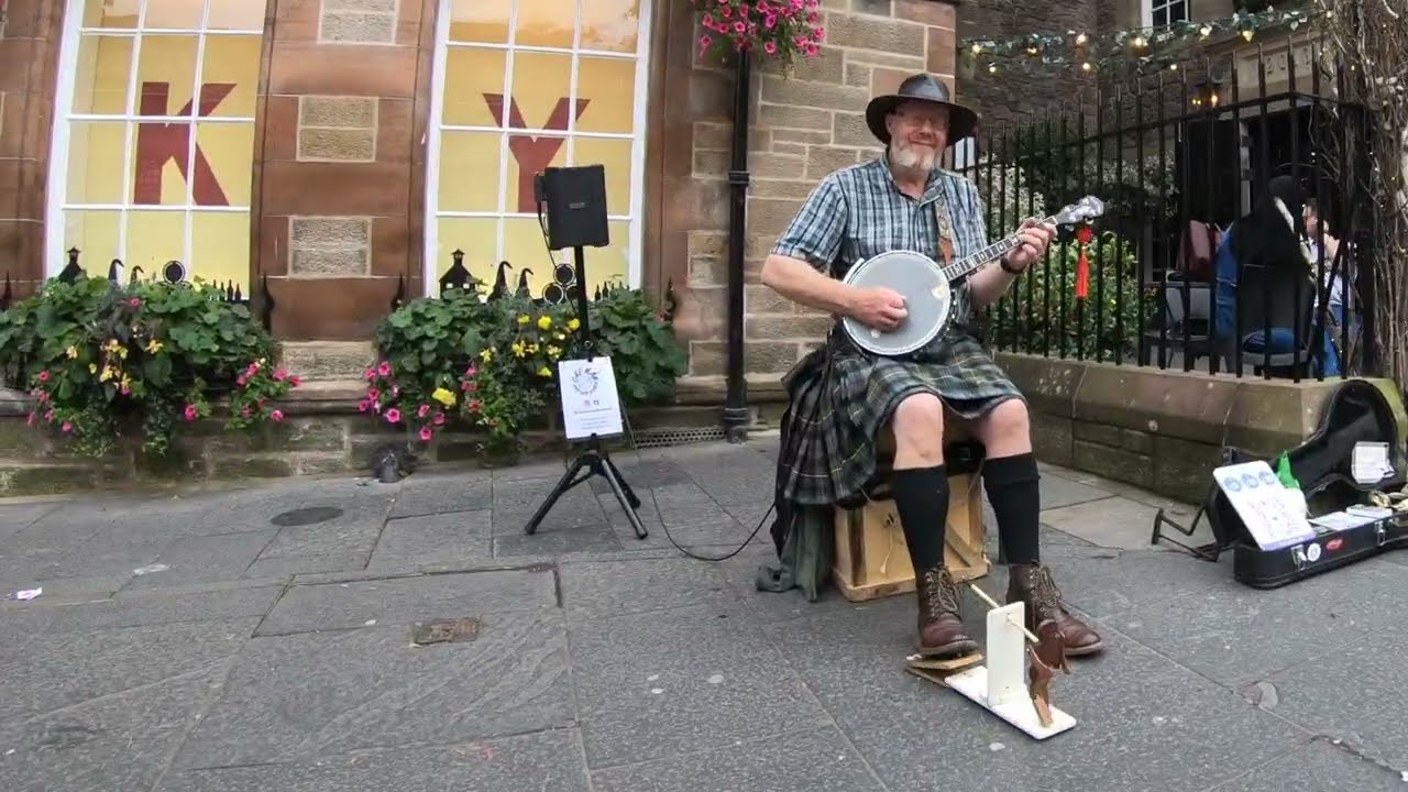 What is it like to walk and explore the streets of Edinburgh Scotland