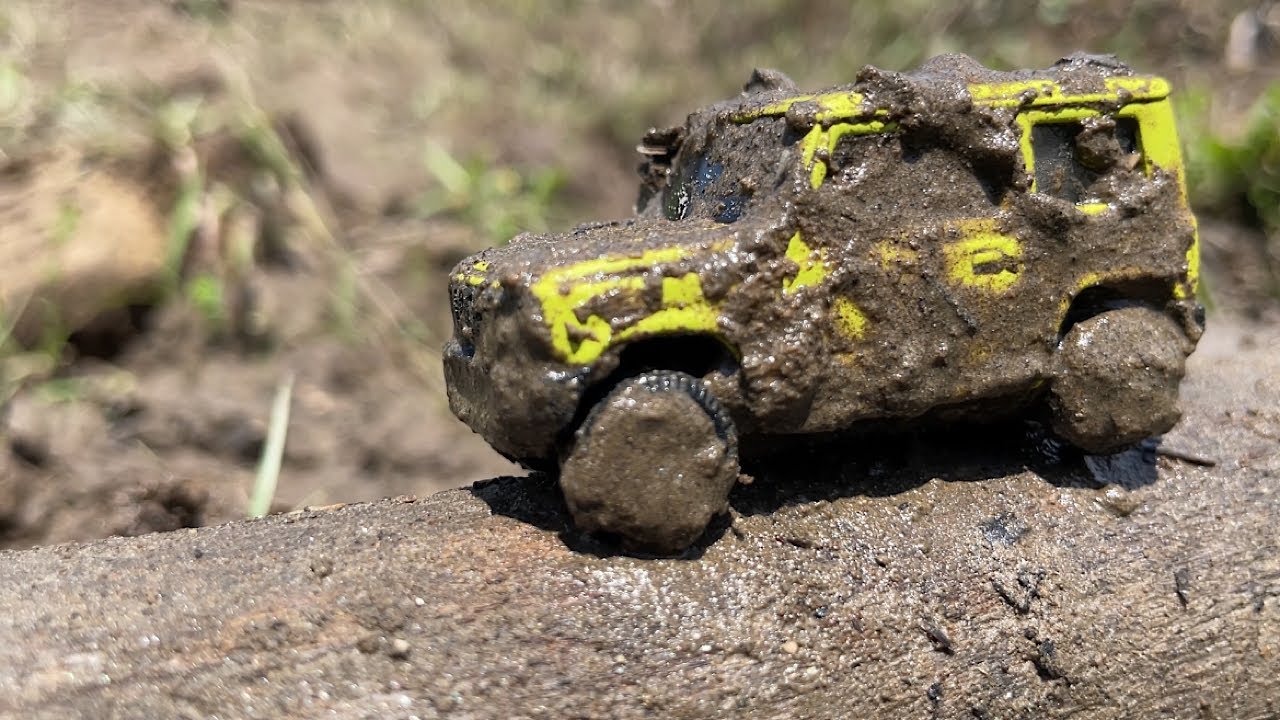 【トミカ】泥で汚れたジムニーとミニカーを滝や川で洗車して綺麗にするぞ！　To wash a muddy Tomica Jimny in a river & waterfall！