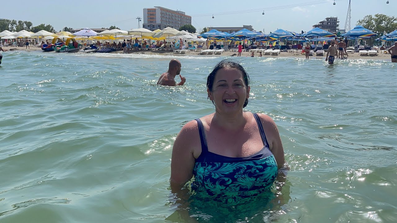 Se bronzează la plaja in Mamaia! Anca de la Strehaia la mare!