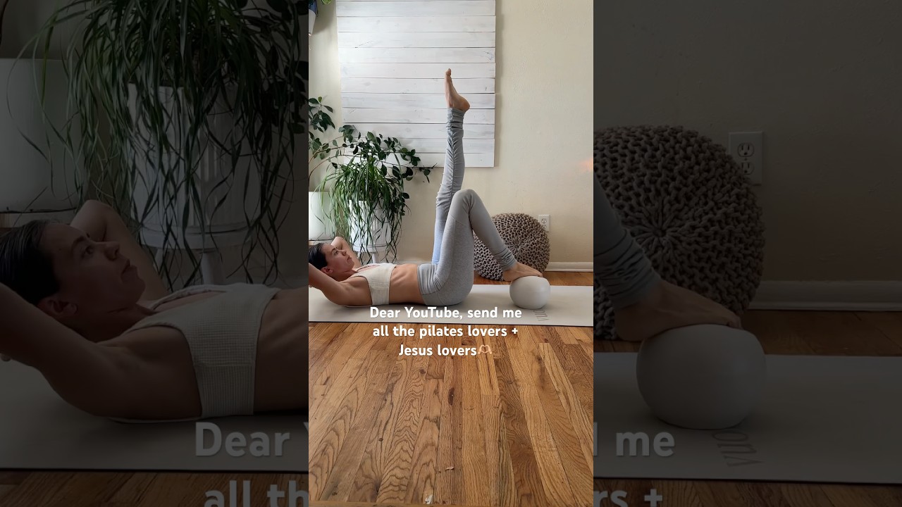 Pilates single leg stretch with the ball😅 