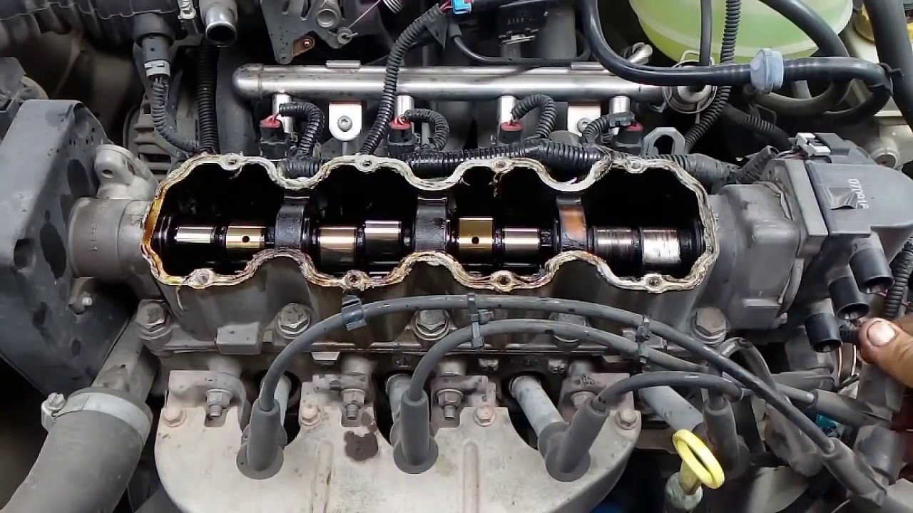 Diagnostico de falla en el árbol de levas de un motor de Chevrolet Chevy - Desmontar la cabeza