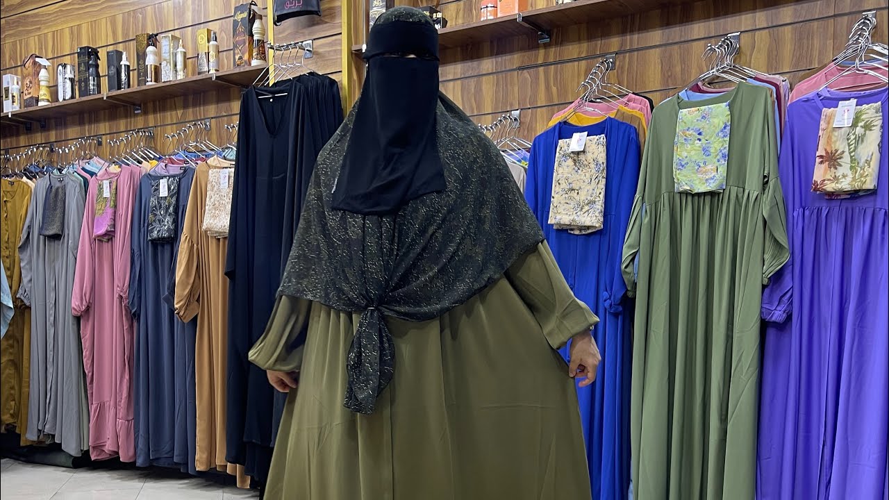 الجديد دائما عباية خيرة الإحسان بالتوب ريحانة وبسنسلة متوفرة في محلات بريق للباس الشرعي