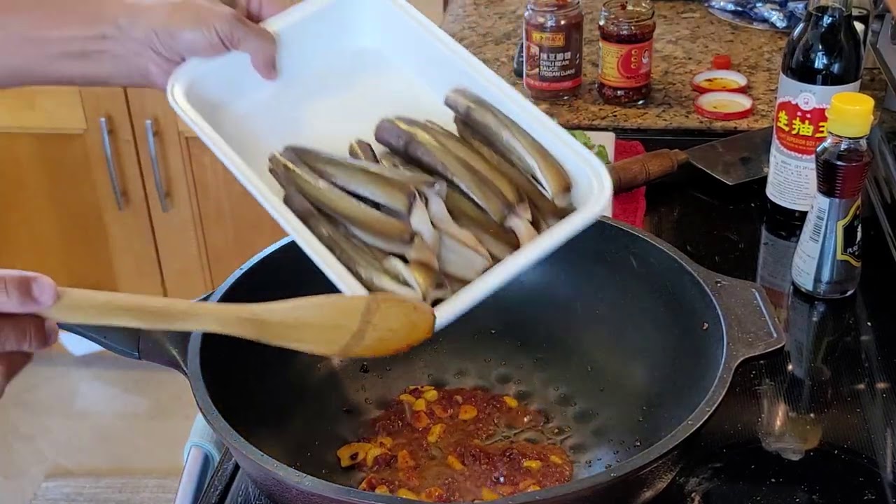 Simple Chinese Razor Clams cooked in Garlic n Black beans sauce