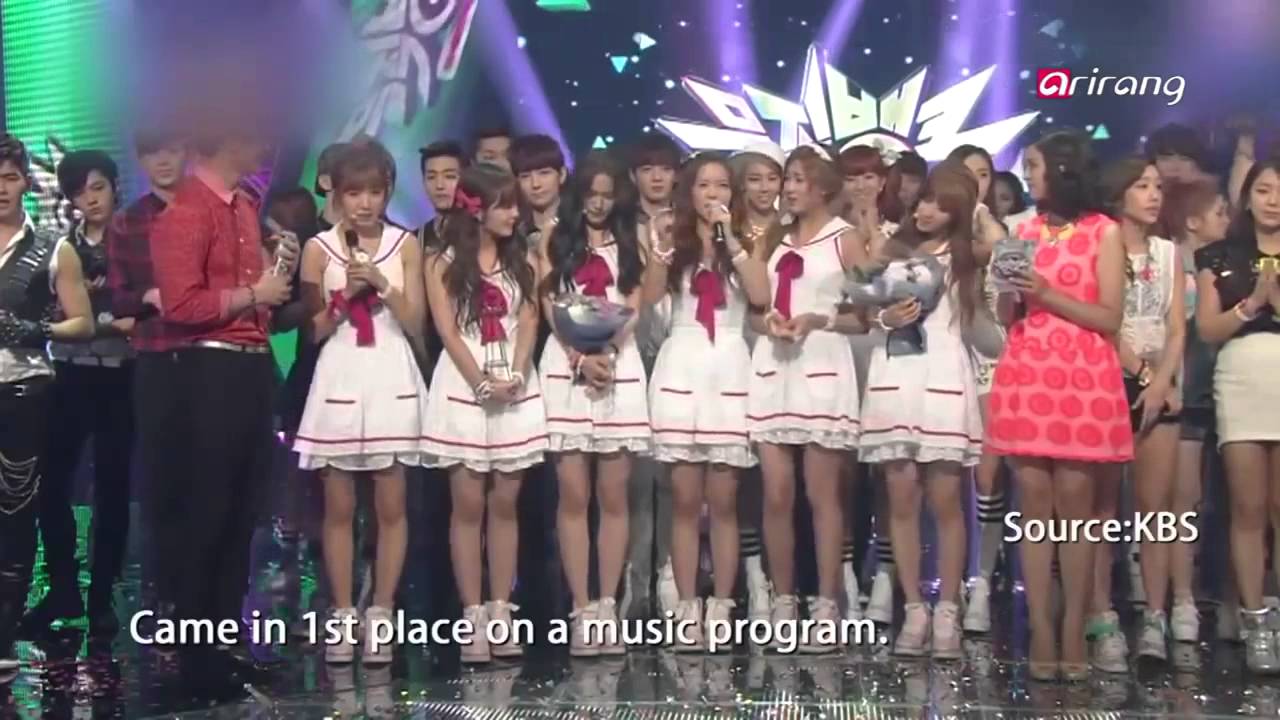 Showbiz Korea - Jung Eun-ji VS IU(정은지 VS 아이유)
