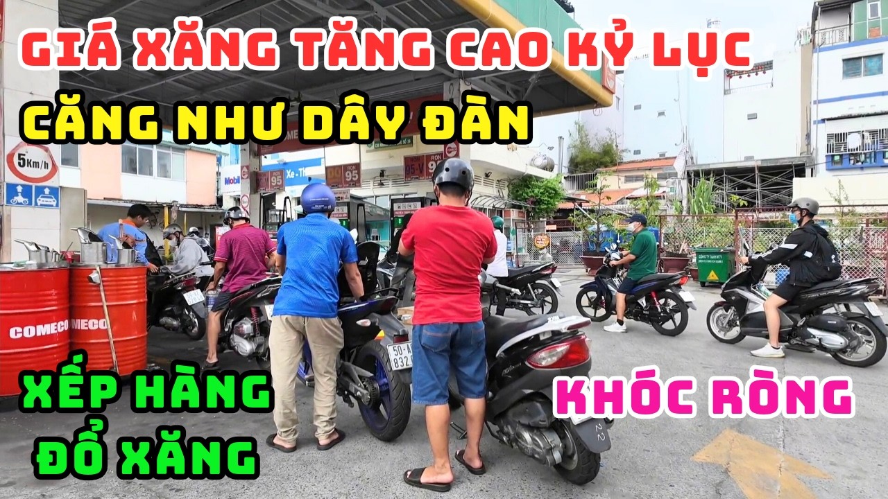 NGAY LÚC NÀY CÂY XĂNG GIĂNG DÂY, NGƯỜI SÀI GÒN ÙN ÙN XẾP HÀNG ĐỔ XĂNG TRƯỚC LO SỢ GIÁ SẼ TĂNG CAO