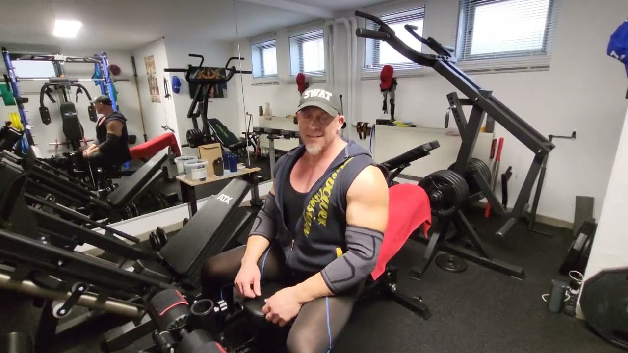 Old Man Gym 🏋‍♂️ Training mit Andy ... die Brust und Arme werden gefoltert 😉