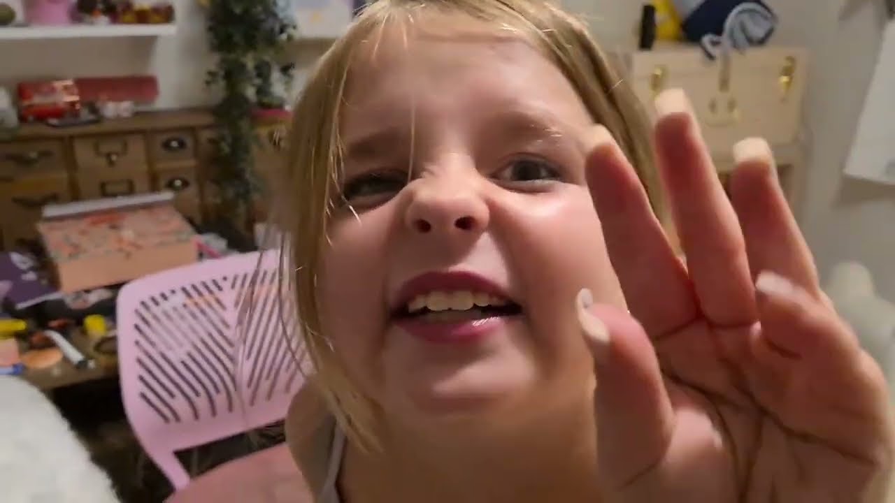 Fia synger med vores børnebørn Hollie & Mason🎵🎤🥰Karla 🐕😱🤣