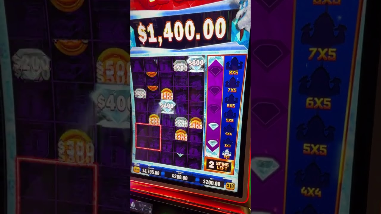 Huge Win on a $200 Bet on Spooky Link! #slots #casino #jackpot