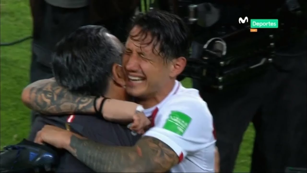 La celebraci&oacute;n de los jugadores de la selecci&oacute;n peruana tras el pitazo final ante Paraguay