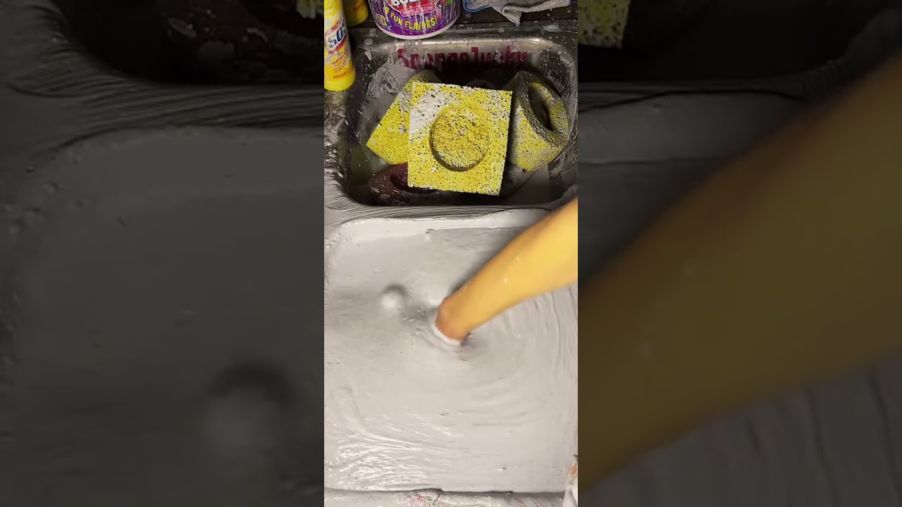 Промыть водой из банок и быстро очистить.