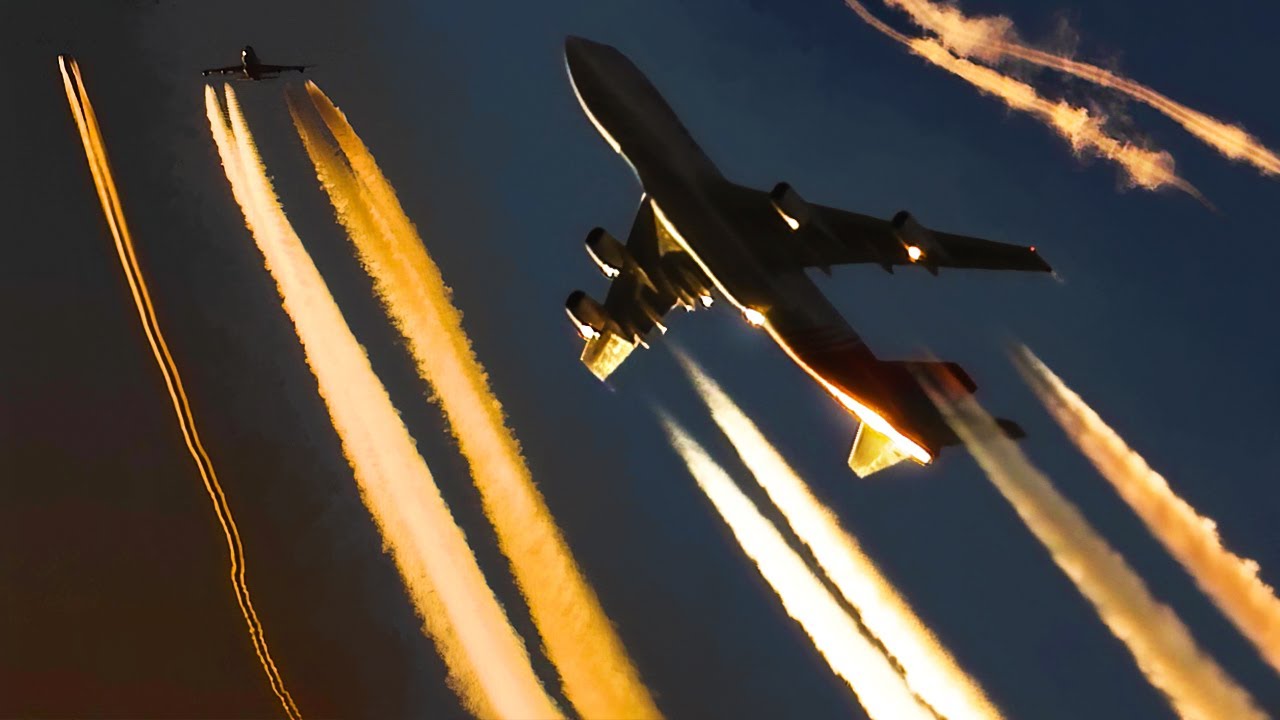 4-ENGINE Planes cruising over Europe - Incredible Contrails (A380,B747-200/400/800,A340)