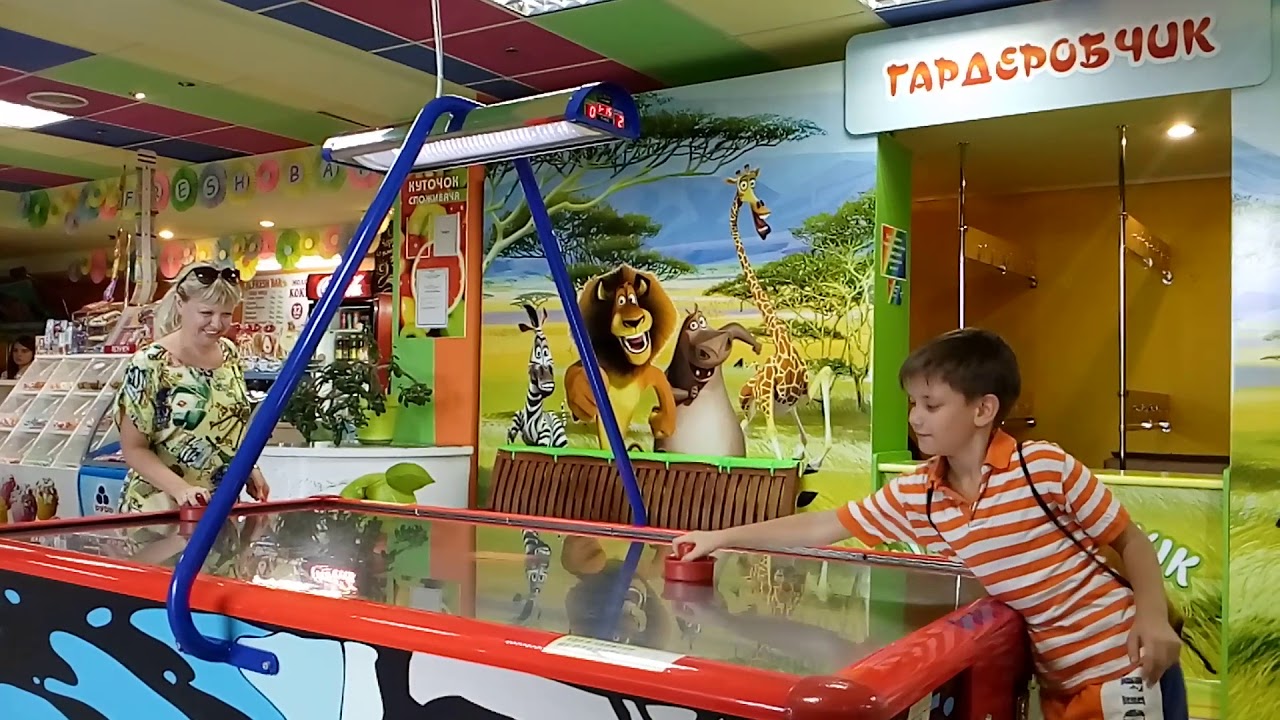 Трус не играет в хоккей! Весёлый матч в аэрохоккей. Игровые автоматы
