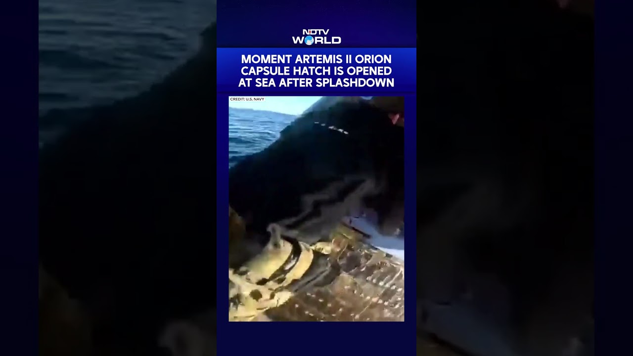 Момент, когда водолазы ВМС США открыли люк капсулы &laquo;Орион&raquo; миссии &laquo;Артемида II&raquo; в море после прив...