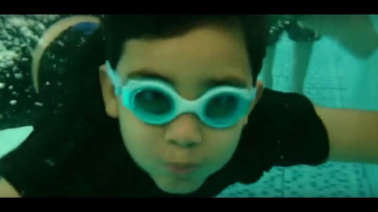 حصة سباحة مصورة تحت الماء بمدارس الخط الأهلية للأستاذ محمود عمر......أخرجها لكم محمد الإدكاوي