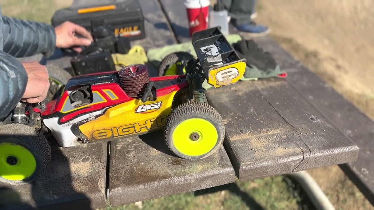 Losi 1/8 8IGHT 4WD Nitro Buggy session