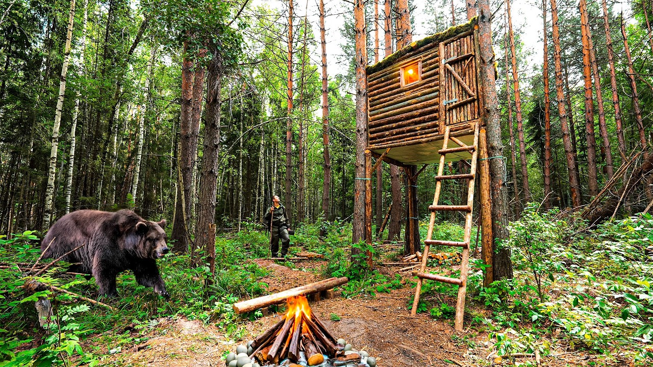 Cracking TREE HOUSE: I Hid from Heavy Rain and Stormy Wind