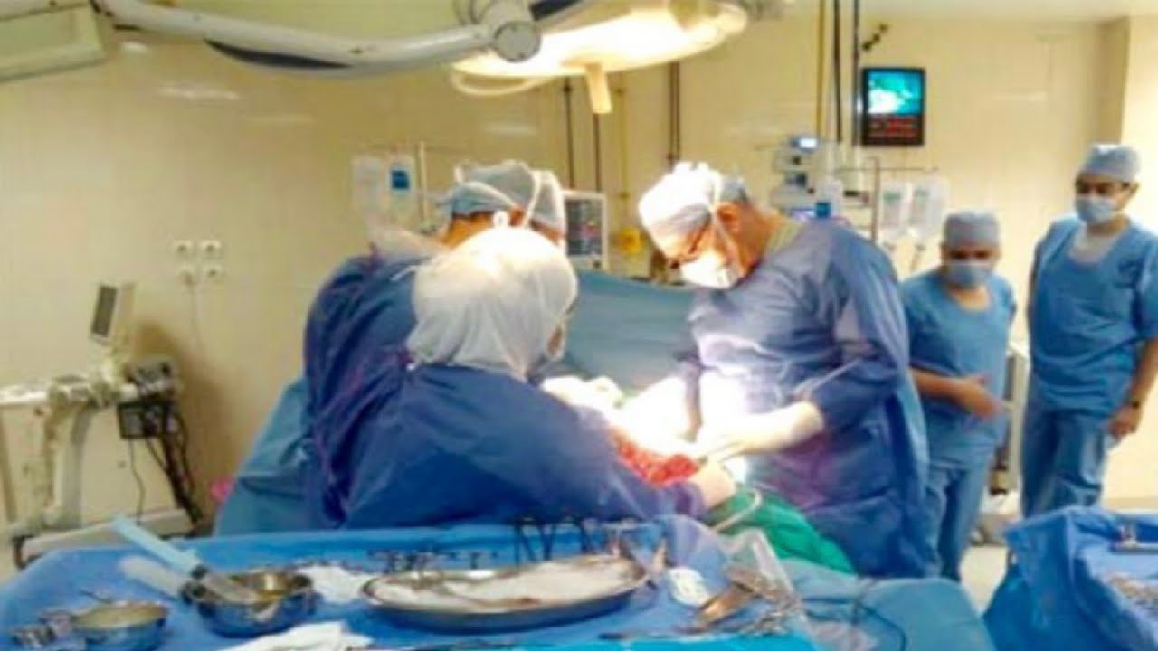 جامعة أسيوط تُعلن عن نجاح العملية 47 ضمن برنامجها الرائد لزراعة الكلىء بإجراء  جراحة معقدة لشاب