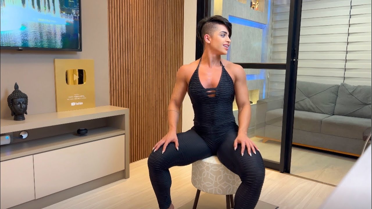 Thick Female Bodybuilder Trains at Home UPPER BODY + BOTTLES - for a back, posture,