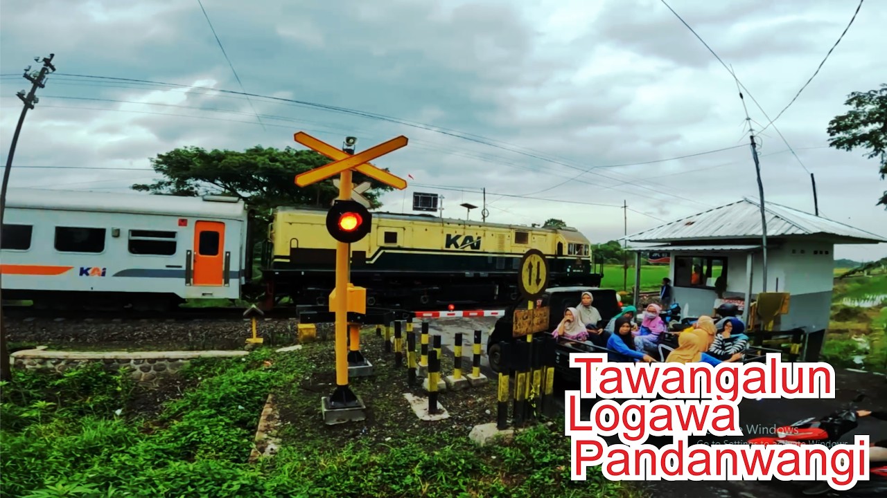 Stop.!! Hati2 ada kereta api Malang di bulan Ramadhan di perlintasan