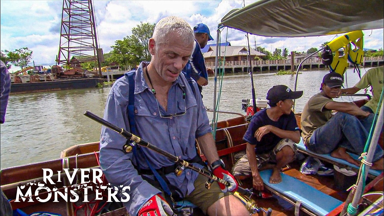 GIANT Stingray SNAPS Rod, Leaving Jeremy Wade with a TORN BICEP | River Monsters