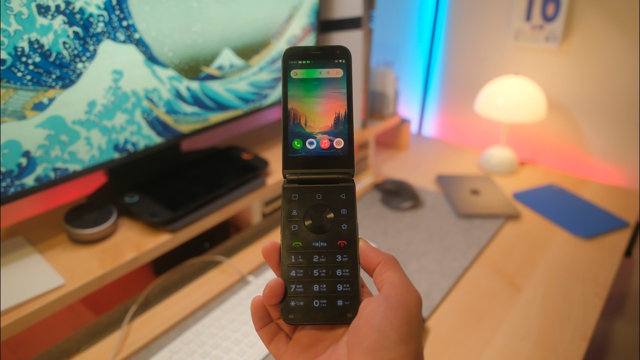 Why Are So Many People Quitting Smartphones? | Dumbphones in 2025
