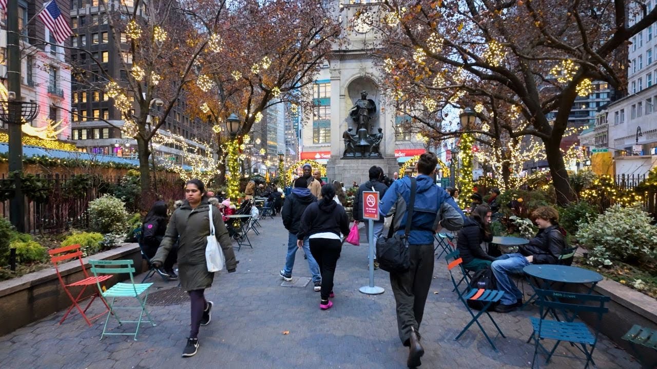 NYC Christmas Walk - Herald Square Christmas Lights | 4K HDR