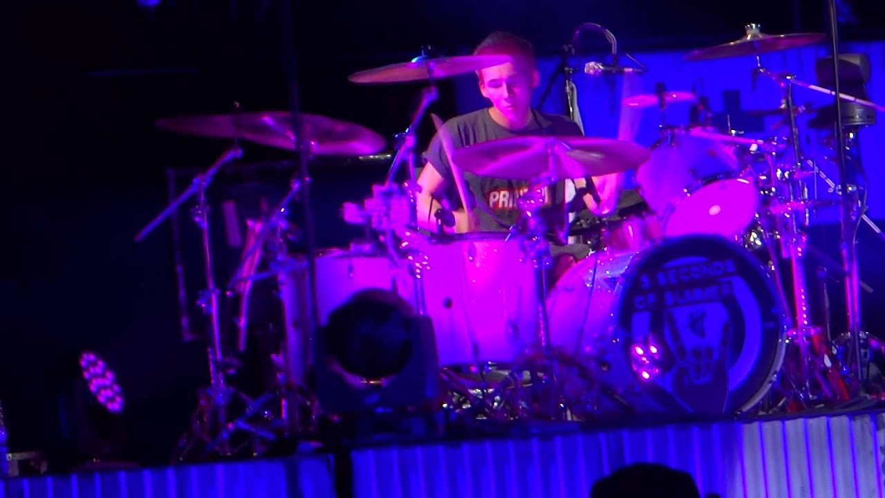 5 Seconds of Summer - Fan playing Ashton's drums on stage // 5SOS ROWYSO Oberhausen  18/05/2015
