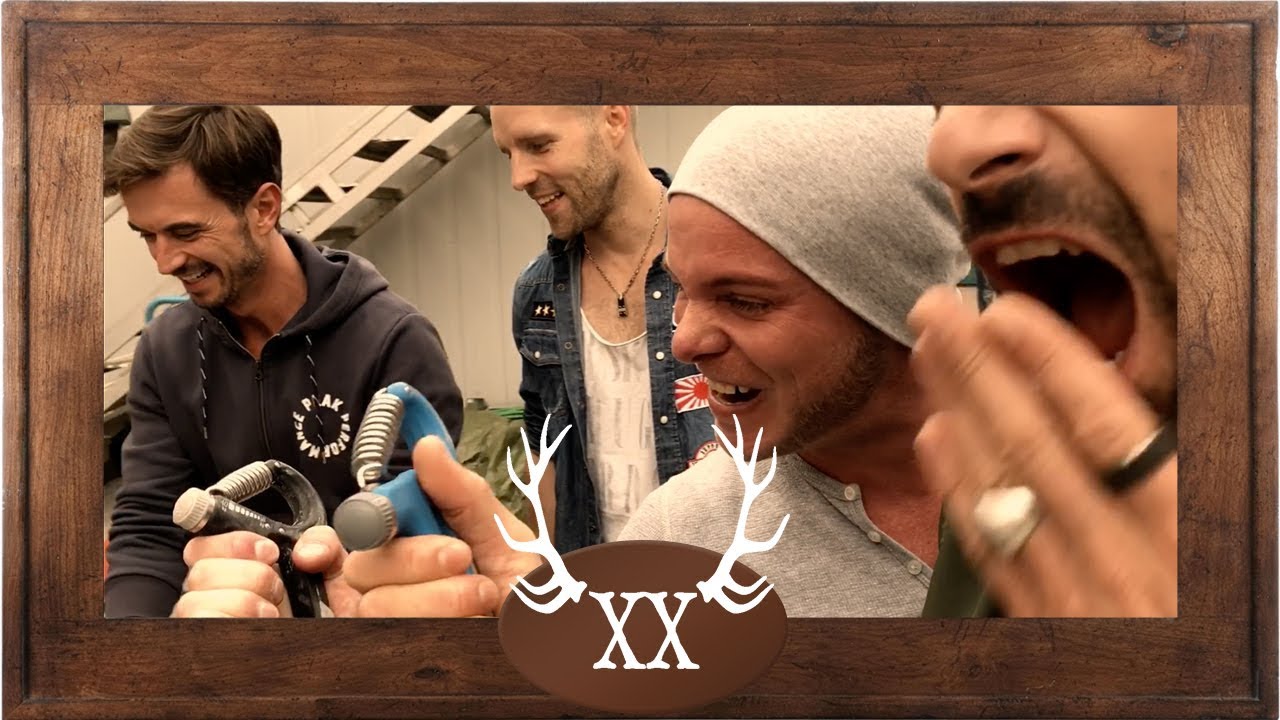 voXXclub übt Fingerhakln mit den Farchant-Jungs