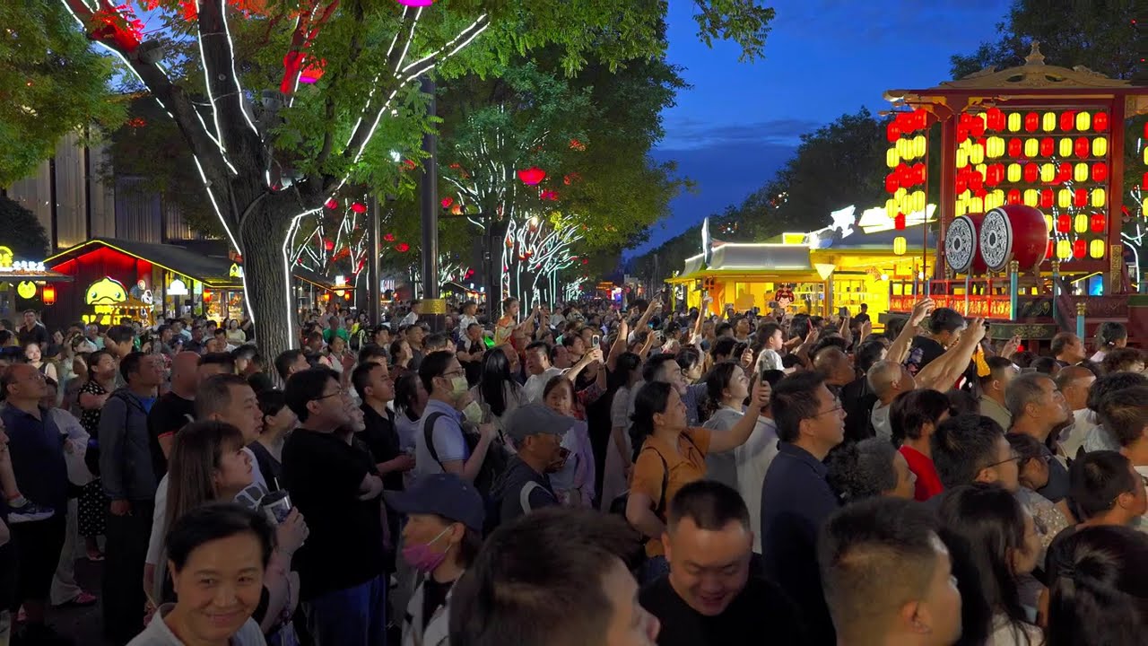  🇨🇳 Xi&rsquo;an China - Giant Wild Goose Pagoda Fountain and Kaiyuan Square | 4KHDR CHINA WALKING TOUR