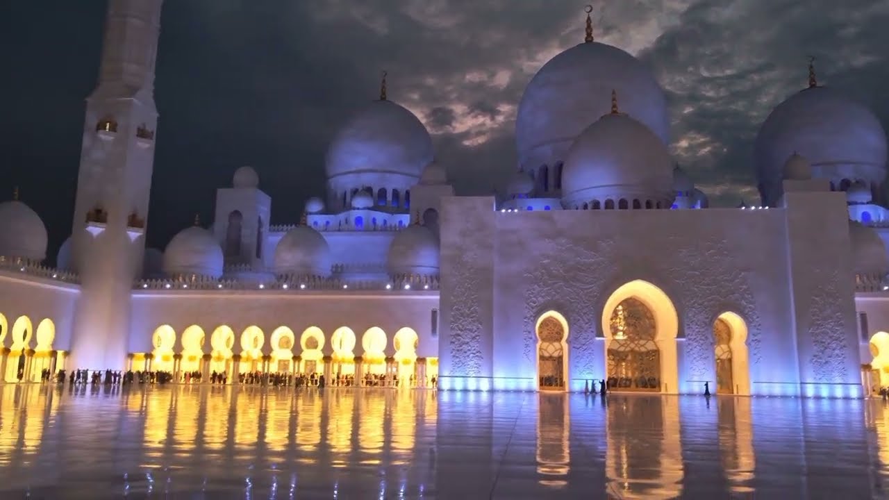 #GrandMosqueAbuDhabi #SheikhZayedMosque #AbuDhabi #worldrecord #handmadecarpet #Swarovski#chandelier