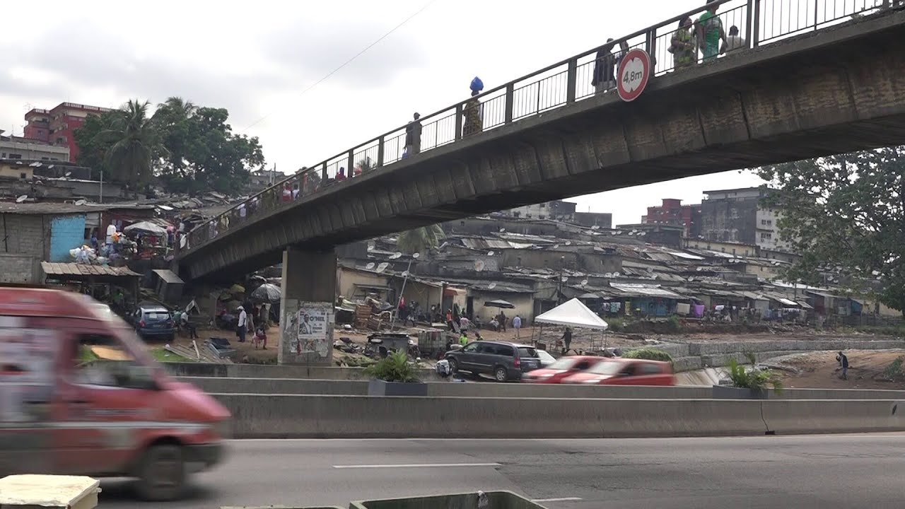 Le pont reliant les sous-quartiers d’Adjamé (williamsville à Bracodi) envahi par des commerçants