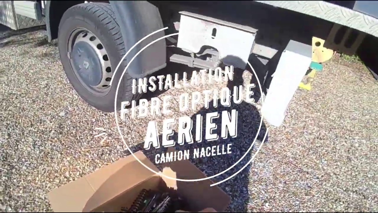 Installation d'une ligne fibre optique en aérien avec camion nacelle