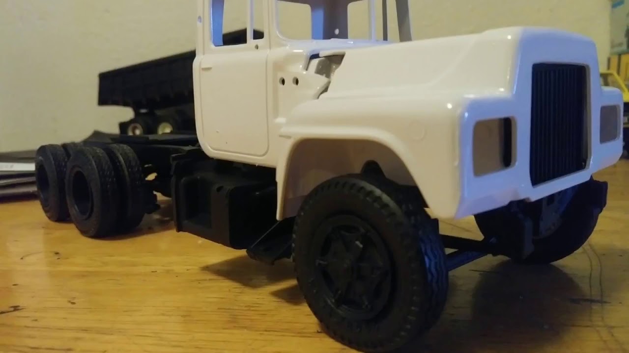 AMT Mack R685ST Semi Tractor Build