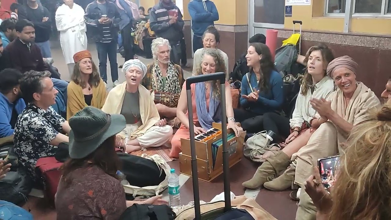 FOREIGN SHIVA DEVOTEES SINGING BHAJAN IN INDIAN RAILWAY STATION